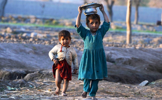 Trẻ em nhặt phân bò mang về nhà để làm chất đốt trong mùa đông ở Jalalabad, Afghanistan.