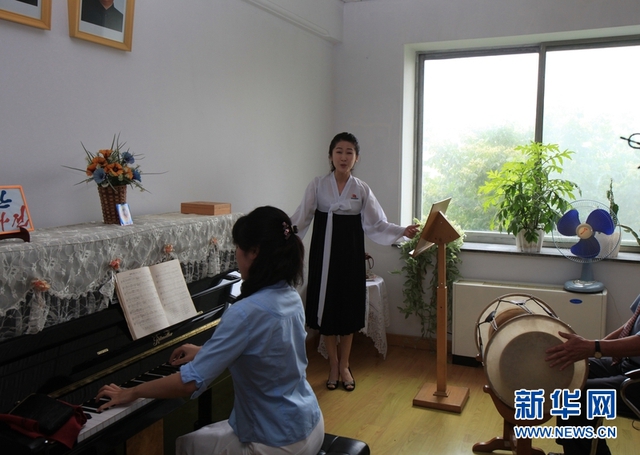 Nữ sinh hát tại Đại học âm nhạc Bình Nhưỡng. Ảnh: THX.