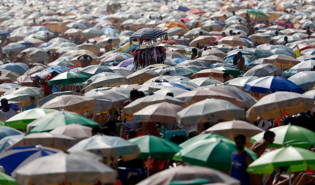 Bãi biển Ipanema ở Rio de Janeiro, Brazil, chật kín du khách tắm biển.