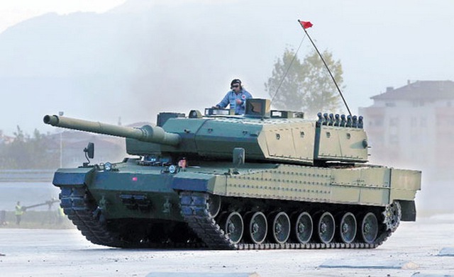 Thiết kế bên trong của Altay tương tự như các xe tăng thông thường khác với lái xe phía trước, trưởng xe và pháo thủ ở giữa và động cơ nằm phía sau.