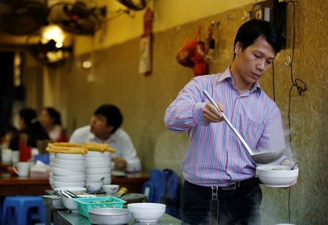 xếp-hàng, chen-lấn, Hà-Nội, Thủ-đô, thanh-lịch, phở, bánh-trung-thu, bánh-trôi, xôi, miếng-ngon