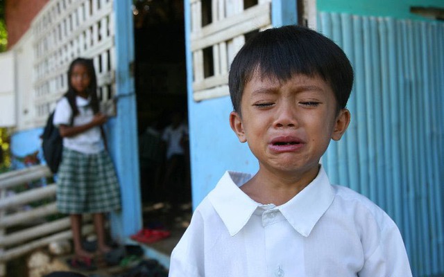 Một học sinh khóc trong ngày đầu tiên đi học tại một trường Tiểu học ở tỉnh Rizal, Philippines.