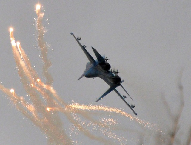 Chiến đấu cơ phóng pháo sáng khi bay trên căn cứ của quân đội Ukraine tại thành phố miền đông Izyum.