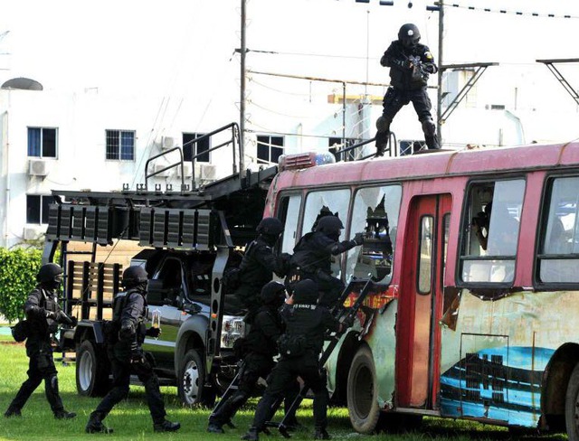 Lực lượng cảnh sát đặc nhiệm Trung Quốc tham gia tập trận chống khủng bố ở thành phố Phúc Châu.