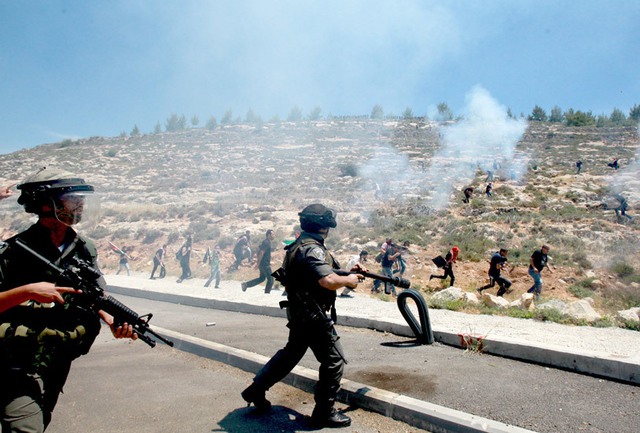 Lực lượng bảo vệ biên giới Israel bắn đạn hơi cay để giải tán những người biểu tình Palestine gần một căn cứ quân sự của Israel ở Ofer, Ramallah, Bờ Tây.