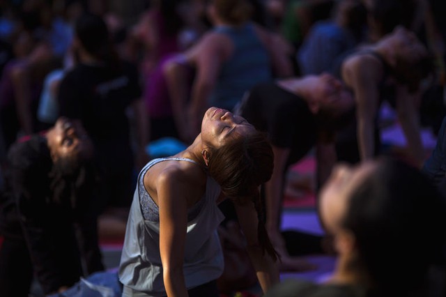 Mọi người tham gia tập yoga tập thể để chào đón mùa hè trên quảng trường Thời đại ở New York, Mỹ.