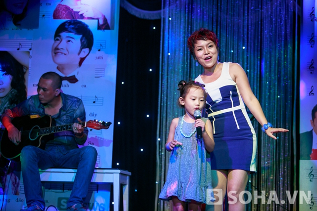 Con gái Thái Thùy Linh - bé Thái An tự tin trên sân khấu.