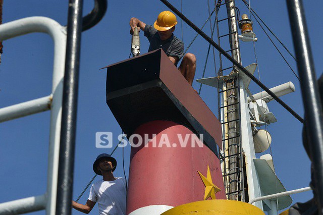 Tàu KN786 gia cố lại ống khói để hạn chế khả năng phun nước làm hỏng ống khói của vòi rồng tàu hải cảnh Trung Quốc