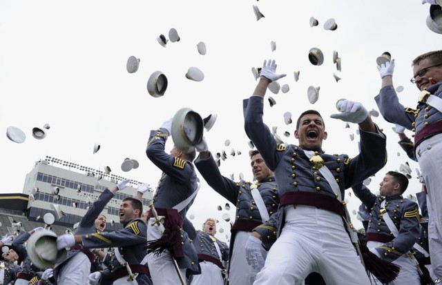 Các học viên tung mũ trong lễ nhận bằng tốt nghiệp tại Học viên quân sự Mỹ ở West Point, New York.