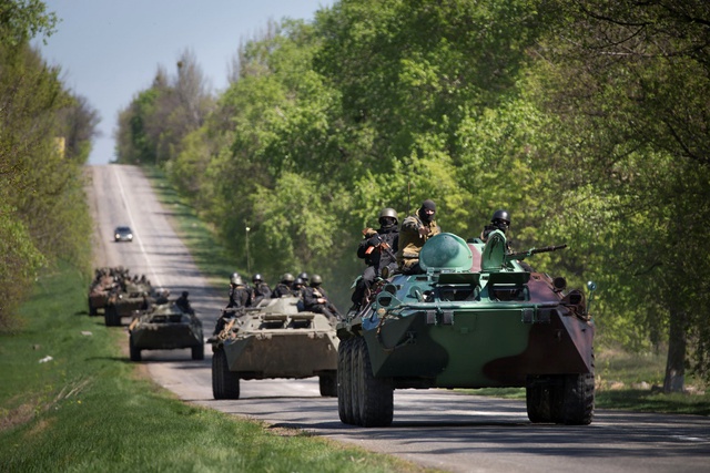 BTR-80 của quân chính phủ Ukraine đang tuần tra tại miền Đông