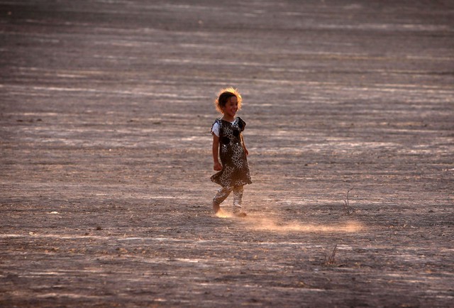 Một bé gái cùng gia đình chạy trốn khỏi cuộc xung đột ở thành phố Tal Afar, Iraq.