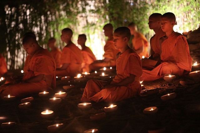 Các sư tiểu tham gia lễ thắp nến vào dịp Đại lễ Phật đản Visak tại chùa Wat Pan Tao ở Chiang Mai, Thái Lan.