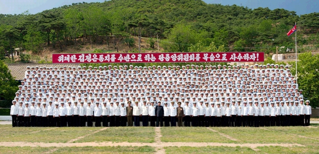 Theo Yonhap, Triều Tiên thường sử dụng các bài viết về việc Kim Jong Un đi thị sát đơn vị quân đội như một hình thức phô trương sức mạnh quân sự và chuẩn bị cho chiến tranh. (Trong ảnh, nhà lãnh đạo Triều Tiên chụp ảnh kỷ niệm cùng các binh sĩ)