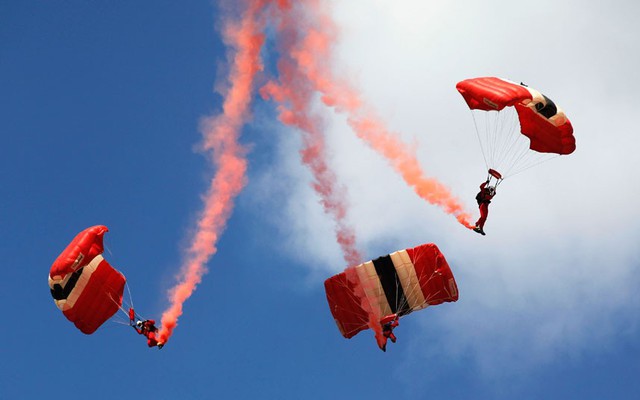 Đơn vị lính dù Red Devil của quân đội Anh biểu diễn tại triển lãm hàng không Farnborough, Anh.