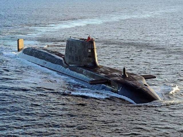 Tàu ngầm lớp Astute có khả năng lặn sâu hơn 150m, được trang bị tên lửa hành trình Tomahawk, tên lửa chống hạm Sub-Harpoon, ngư lôi Spearfish. Ngoài ra loại tàu ngầm mới này được trang bị thêm công nghệ tàng hình hiện đại giúp chúng có thể hoạt động sâu ở trong lãnh hải của đối phương mà rất khó bị phát hiện.