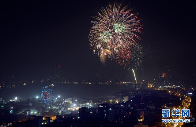 Hà Nội bắn pháo hoa tại hồ Hoàn Kiếm, chào mừng 60 năm ngày giải phóng Thủ đô. Ảnh: Tân Hoa Xã/TTXVN.