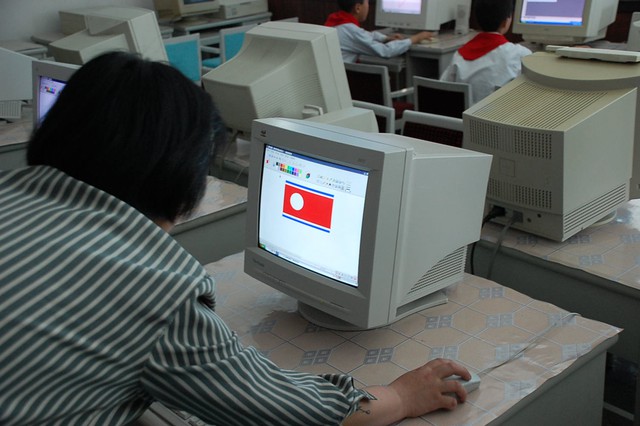 Một người dân Triều Tiên đang sử dụng mạng kwangmyong.