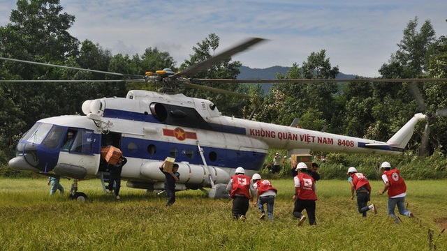 Từ cuối năm 1995, Không quân Việt Nam tiếp tục đưa vào biên chế loại trực thăng mới hơn là Mi-17 1V với động cơ TV3-117 VMA, tầm bay 610 km, phù hợp với điều kiện nóng ẩm, rừng núi như Việt Nam. Mi-17 1V trong biên chế Binh Đoàn 18 - Bộ Quốc Phòng phục vụ chương trình bay MIA lẫn phục vụ trong không quân một cách hiệu quả, tiêu biểu là chuyến cứu nạn của máy bay số hiệu 8411 của trung đoàn không quân 930 đã cứu sống 18 người phu vàng ở làng Rô, xã Tà Ni,huyện Nam Giang, tỉnh Quảng Nam vào ngày 9/9/2009, đây là chuyến cứu nạn thành công lớn nhất do Không quân Việt Nam thực hiện.