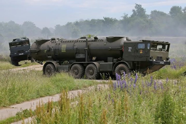 Một tổ hợp tên lửa bờ Redut bao gồm 1 xe ra đa và 3 xe phóng tên lửa.