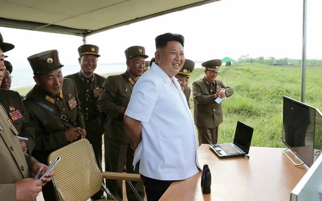 Nhà lãnh đạo Triều Tiên Kim Jong-un thị sát cuộc phóng thử tên lửa dẫn đường mới tại một địa điểm không xác định.