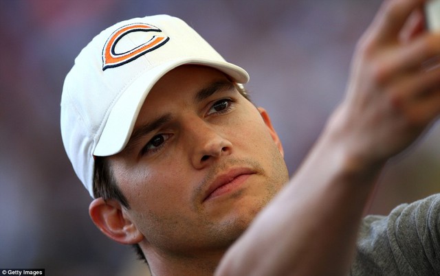 Diễn viên Ashton Kutcher tự sướng khi xem Chung kết World Cup