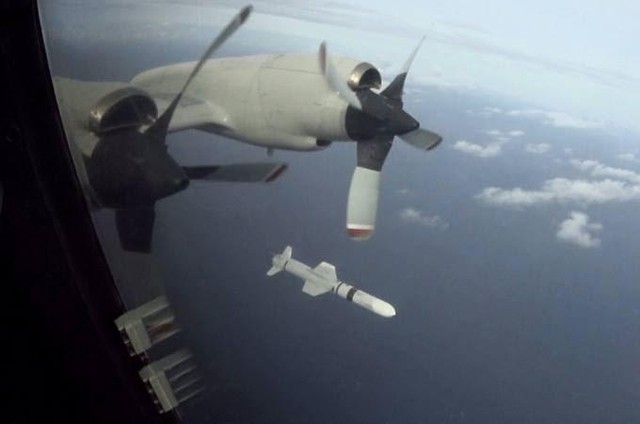Hình ảnh tên lửa Harpoon được phóng đi từ máy bay P-3C của lực lượng phòng vệ biển Nhật Bản trong cuộc tập trận vừa qua.