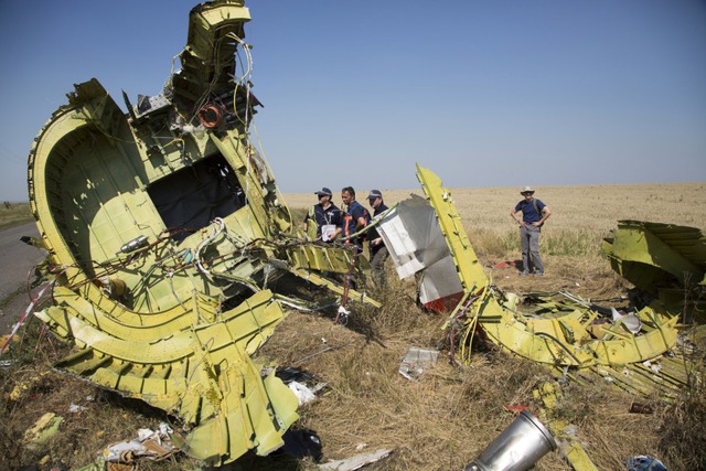 Các chuyên gia Australia và Hà Lan kiểm các mảnh vỡ của máy bay MH17 rơi ở vùng Donetsk, miền đông Ukraine.