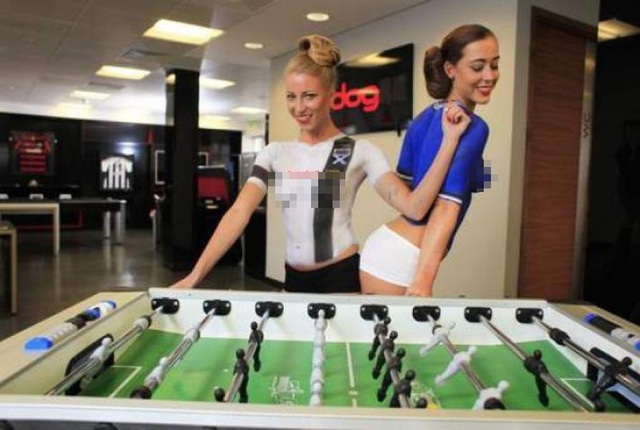 Hai nàng người mẫu khác tham gia quảng bá cho Ayr United