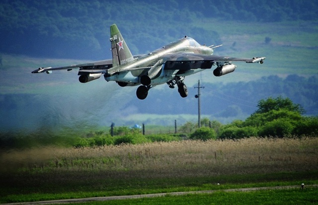 Chiến đấu cơ Sukhoi Su-25 được thiết để thực hiện các sứ mệnh hỗ trợ lực lượng mặt đất. Nó đã hoạt động trong quân đội Nga hơn 30 năm.