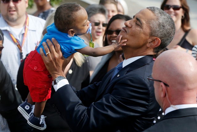 Một em bé cấu cằm Tổng thống Mỹ Obama trong chuyến thăm của ông tới Lầu Năm Góc.