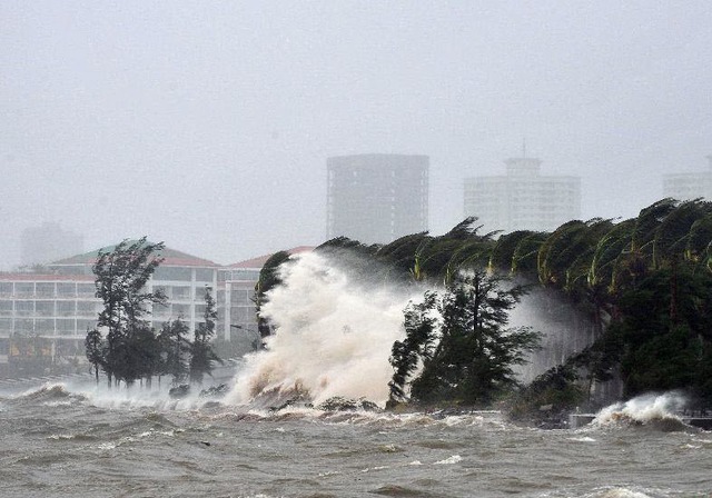 Sóng lớn do siêu bão Kalmaegi gây ra ập vào bờ biển tại thành phố Hải Khẩu, tỉnh Hải Nam, Trung Quốc.