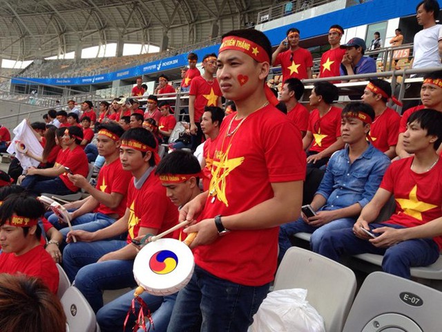 NHM tới cổ vũ U23 Việt Nam rất đông