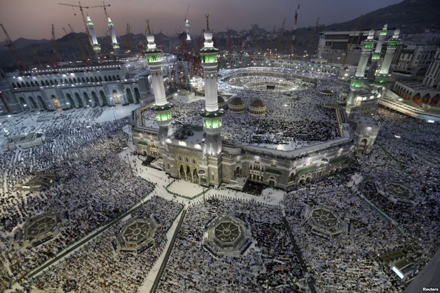 Những tín đồ Hồi giáo hành hương cầu nguyện quanh thánh địa Kaaba tại nhà thời chính ở Mecca, Ả-rập Xê-út.