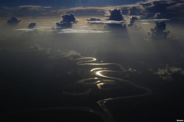 Bức ảnh chụp từ trên cao dòng sông Amazon chảy uống lượn ở Loreto, Peru.