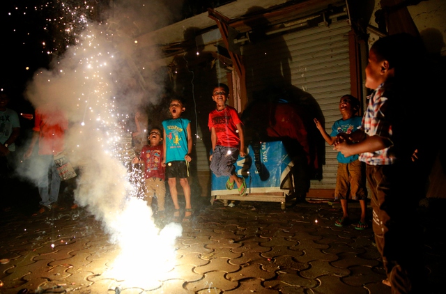 Trẻ em chào đón lễ hội ánh sáng Diwali tại một khu ổ chuột ở Mumbai, Ấn Độ.