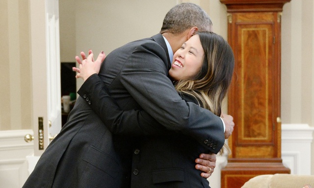 Nữ y tá gốc Việt Nina Phạm đón nhận chiếc ôm chào mừng của Tổng thống Mỹ Barack Obama tại Nhà Trắng chỉ vài giờ sau khi cô được tuyên bố chiến thắng tử thần Ebola.