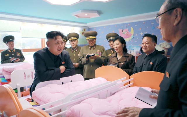 Nhà lãnh đạo Triều Tiên Kim Jong-un thăm một trại trẻ mồ côi ở thủ đô Bình Nhưỡng.