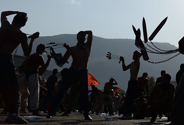 Những người đàn ông tự đánh họ bằng dây xích và vất sắc nhọn trong nghi lễ của đạo Hồi dòng Shia ở Kabul, Afghanistan.