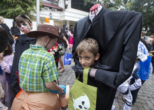 Trẻ em hóa trang để chuẩn bị tham dự một lễ hội Halloween tại thành phố Jakarta, Indonesia.