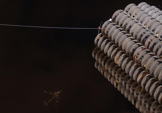 Nik Wallenda  trình diễn đi trên dây nối đỉnh 2 tòa nhà cao tầng ở thành phố Chicago, Mỹ.