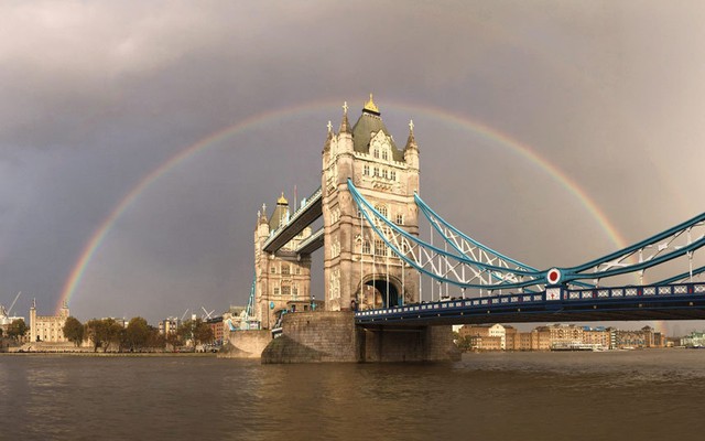 Cầu vồng tuyệt đẹp xuất hiện sau cầu tháp ở London, Anh.