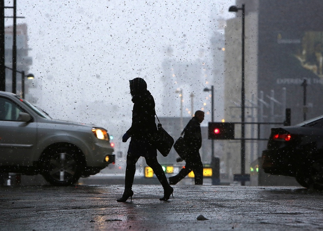 Mọi người đi dưới mưa tuyết ở Cincinnati, bang Ohio, Mỹ.
