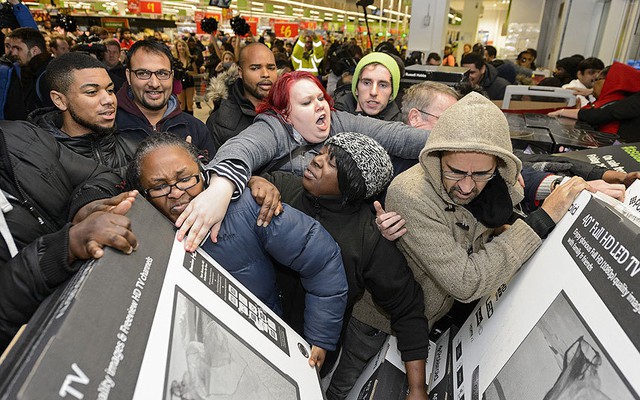 Khách hàng tranh nhau mua tivi trong ngày ‘Black Friday tại siêu thị Asda ở Wembley, London, Anh.