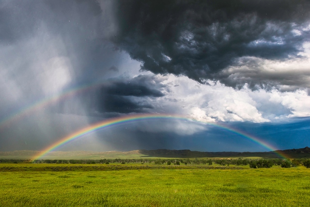 Cầu vồng kép xuất hiện trên thao nguyên ở Wheatland, bang Wyoming, Mỹ.