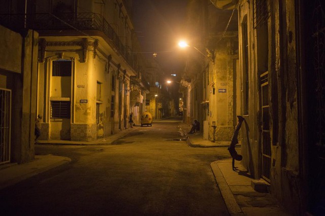 Cậu bé chơi trên đường phố vào ban đêm ở Havana, Cuba.