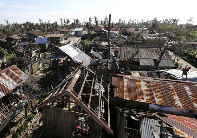 Những ngôi nhà bị tàn phá sau khi siêu bão Hagupit quét qua Đông Samar, miền trung Philippines.