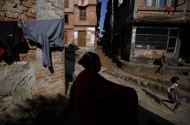 Người phụ nữ đi dọc đường phố tại thành phố cổ Bhaktapur, gần thủ đô Kathmandu, Nepal.