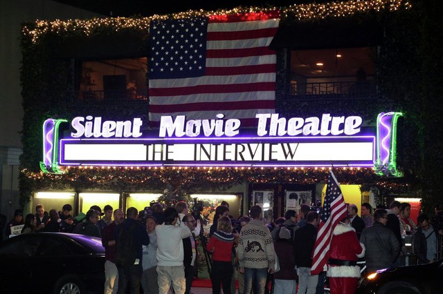 Mọi người xếp hàng chờ xem bộ phim The Interview được công chiếu tại rạp Silent Movie Theatre ở Los Angeles, California, Mỹ. Bộ phim kể về một âm mưu ám sát lãnh đạo Triều Tiên Kim Jong Un.