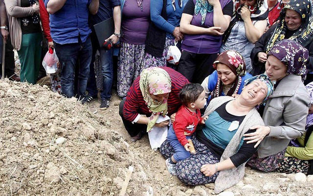 Những người phụ nữ khóc bên cạnh mộ một thợ mỏ thiệt mạng trong vụ nổ mỏ than ở Soma, Thổ Nhĩ Kỳ.