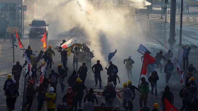 Cảnh sát bắn đạn hơi cay và dùng vòi rồng phun nước để giải tán người biểu tình chống chính phủ ở Ankara, Thổ Nhĩ Kỳ.